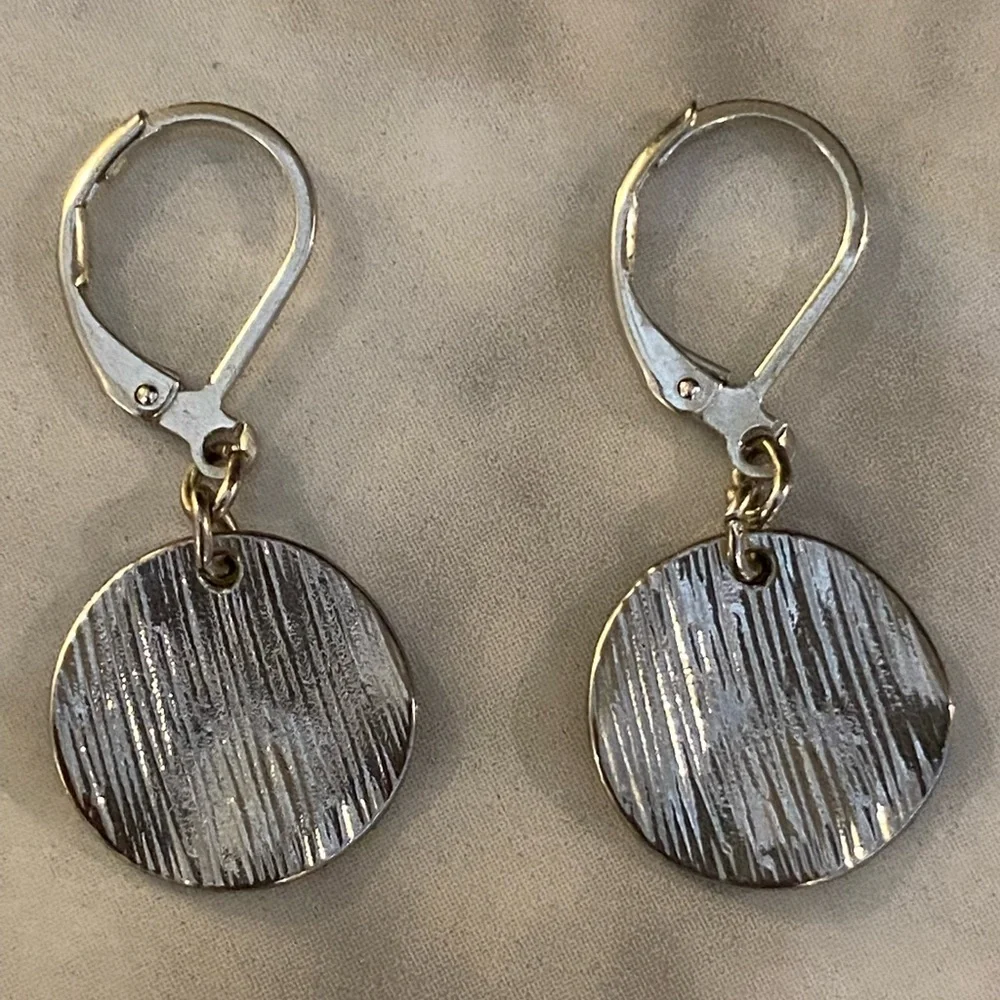 🩶silver tone hammered earrings • EUC⚡️ - Picture 2 of 2